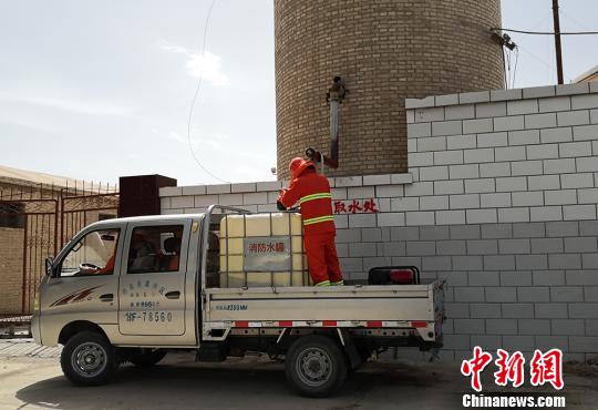 圖為酒泉市肅州區(qū)西溝村利用水塔改建“土”消火栓，有效解決農(nóng)村發(fā)生火災(zāi)時(shí)消防車取水困難實(shí)際問題。　劉玉桃 攝