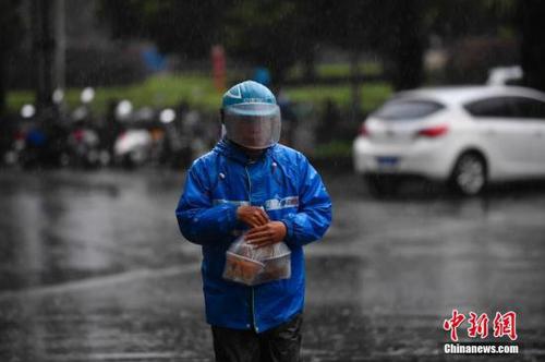 外賣小哥冒雨送餐。<a target='_blank' href='http://www.chinanews.com/'>中新社</a>記者 劉冉陽 攝