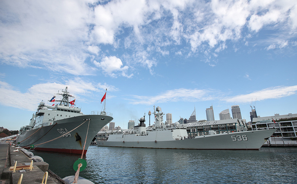 6月3日，中國(guó)海軍第31批護(hù)航編隊(duì)的駱馬湖艦（左）和許昌艦停泊在澳大利亞悉尼花園島軍港。