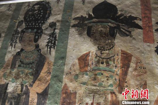 圖為敦煌壁畫中“供養人”形象，服飾頭飾極為精致?！钇G敏 攝