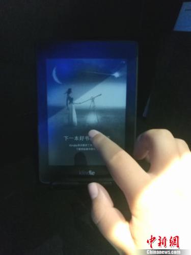 資料圖：用戶體驗(yàn)新一代Kindle Paperwhite。 謝藝觀 攝