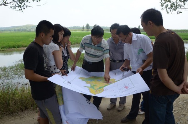 圖1  2015年夏，深入安徽省明光市田間地頭，指導現代農業示范區規劃