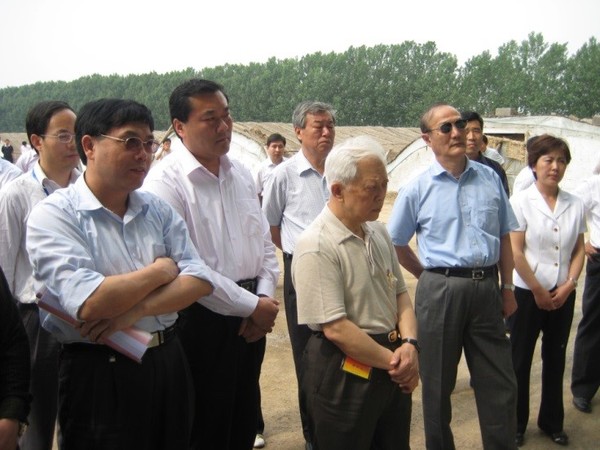 圖3 2009年，陪同周鐵農（前排右3）赴山東調研農村承包地流轉