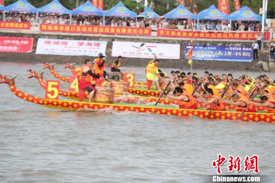 6月6日，來自中國和越南的17支龍舟隊伍在“海上胡志明小道”展開激烈角逐。