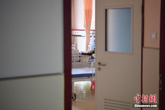 4月3日，一名入住安寧療護病區的患者躺在病床上休息。 <a target='_blank' href='http://www.chinanews.com/'>中新社</a>記者 劉冉陽 攝