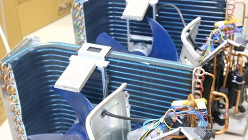 格力拆解奧克斯空調(diào)。供圖