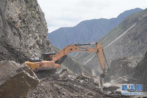 這是5月23日在吉爾吉斯斯坦賈拉拉巴德拍攝的北南第二條公路建設(shè)工程現(xiàn)場(chǎng)。  新華社記者馬曉成攝