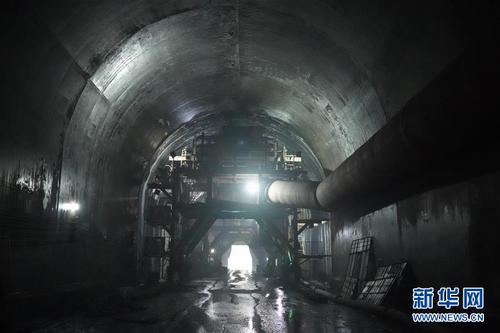 這是5月23日在吉爾吉斯斯坦賈拉拉巴德拍攝的正在建設(shè)中的隧道。  新華社記者馬曉成攝
