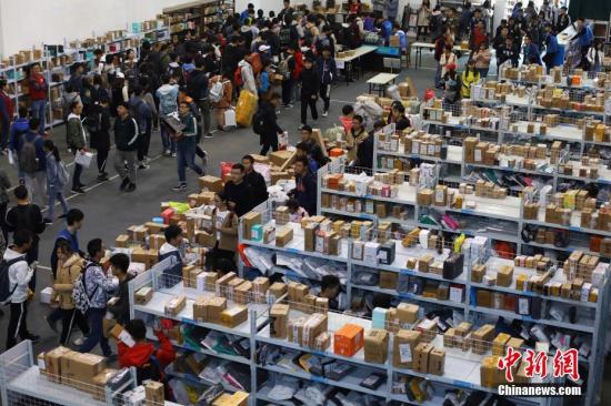 資料圖：大學(xué)生有序領(lǐng)取各自的快件。<a target='_blank' href='http://www.chinanews.com/'>中新社</a>記者 泱波 攝