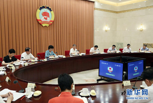 6月14日，十三屆全國政協(xié)第二十四次雙周協(xié)商座談會(huì)在北京召開。中共中央政治局常委、全國政協(xié)主席汪洋主持會(huì)議并講話。 新華社記者 劉衛(wèi)兵 攝