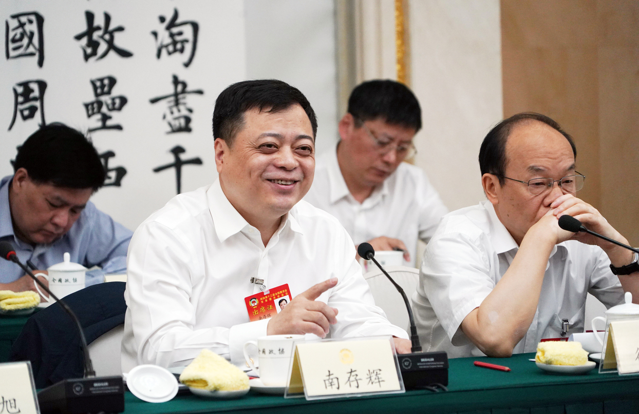       全國政協(xié)十三屆常委會第七次會議小組討論現(xiàn)場