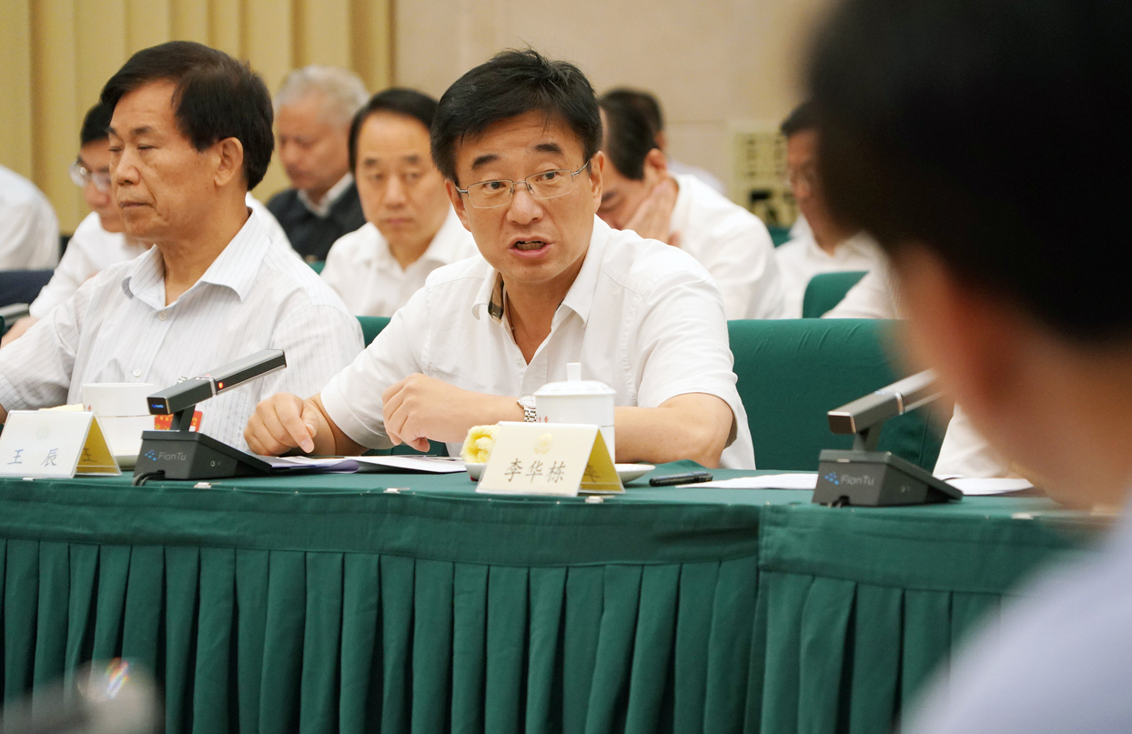     全國政協(xié)十三屆常委會第七次會議小組討論現(xiàn)場
