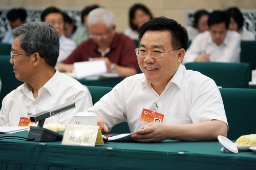 何志敏常委在專(zhuān)題分組討論會(huì)上發(fā)言。