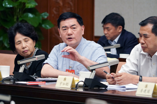 李和平常委在專題分組討論會(huì)上發(fā)言。