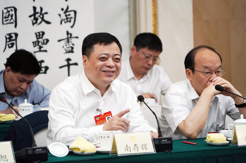 南存輝常委在專題分組討論會(huì)上發(fā)言。