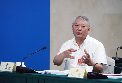 王壽君常委在專題分組討論會上發言。
