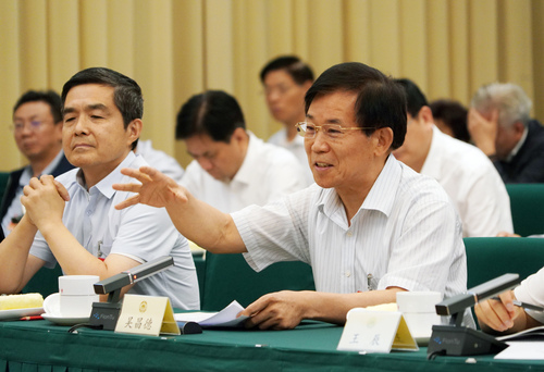 吳昌德常委在專題分組討論會上發言。