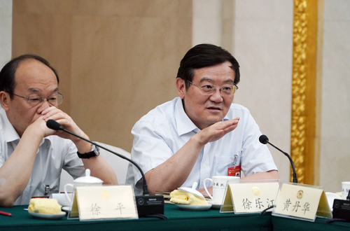 徐樂江常委在專題分組討論會上發言。
