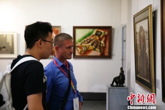 觀眾們在展會現場?！纹?攝