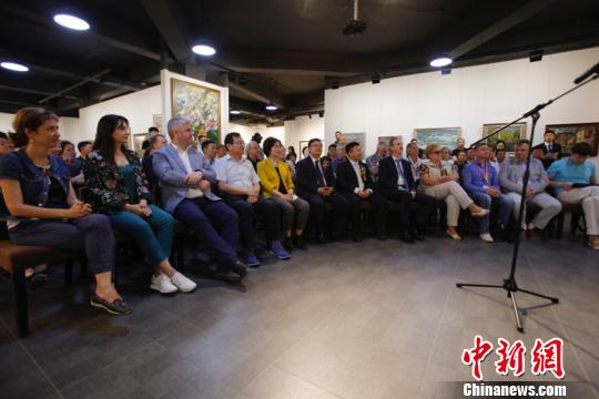 該展吸引了眾多中外藝術愛好者來此觀賞交流。　呂品 攝