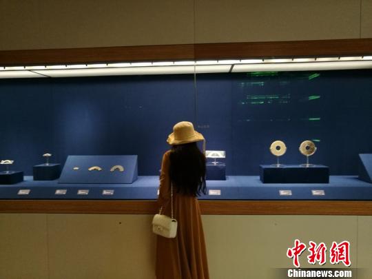 市民參觀“大邦之夢——吳越楚玉器·青瓷特展”。　鐘升 攝