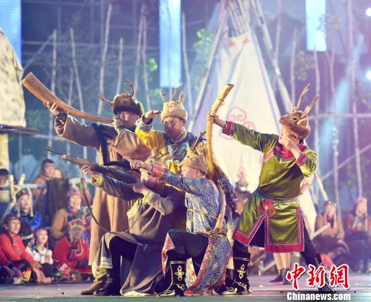 圖為鄂倫春族民展現(xiàn)狩獵文化。　侯玉鵬 攝