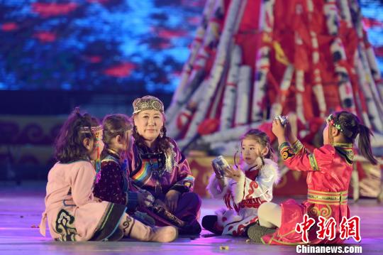 圖為鄂倫春族孩子們聽(tīng)故事。　侯玉鵬 攝