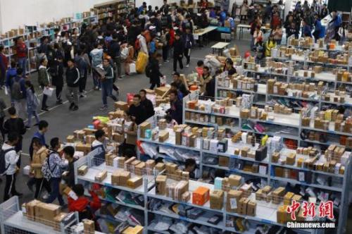 資料圖：大學(xué)生有序領(lǐng)取各自的快件。<a target='_blank' href='http://www.chinanews.com/'>中新社</a>記者 泱波 攝 