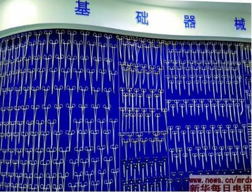 新華醫療的各式手術剪。手術剪看似簡單，但再簡化的生產工序，也需要70多道。新華社記者鄧衛華攝