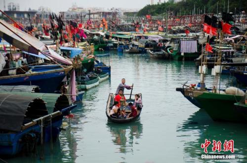 資料圖：廣西北海電建漁港，漁民乘小艇上岸。<a target='_blank' href='http://www.chinanews.com/'>中新社</a>記者 翟李強 攝