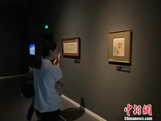 民眾欣賞平山郁夫藏文物及畫(huà)作?！№n宏 攝