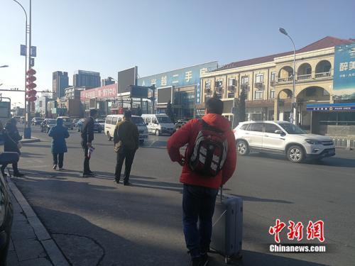 燕郊售樓一條街上，發放樓盤廣告傳單的人隨處可見。<a target='_blank' href='http://www.chinanews.com/' >中新網</a>記者 邱宇 攝