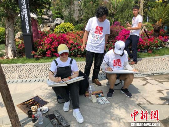 “為奧運(yùn)喝彩”藝術(shù)寫生團(tuán)參加國際奧林匹克日公益跑活動(dòng)并現(xiàn)場(chǎng)寫生。“為奧運(yùn)喝彩”項(xiàng)目組 提供
