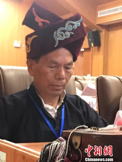 來自桂湘黔三省區(qū)13個市縣的80多名專家學(xué)者就舉辦“侗寨申遺論壇”以及中國侗寨申遺工作進(jìn)行交流和探討。　謝興華 攝