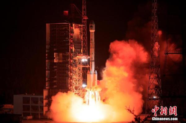 該衛(wèi)星是北斗三號(hào)系統(tǒng)的第21顆組網(wǎng)衛(wèi)星、第2顆傾斜地球同步軌道衛(wèi)星，經(jīng)過一系列在軌測(cè)試后，衛(wèi)星將與此前發(fā)射的20顆北斗三號(hào)衛(wèi)星組網(wǎng)運(yùn)行，適時(shí)提供服務(wù)，進(jìn)一步提升北斗系統(tǒng)的覆蓋能力和服務(wù)性能。文 郭超凱 楊欣 圖 郭文彬