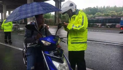 騎非機動車撐傘、玩手機都要被處罰？上海交警：騎車不得手中持物，違者罰款50元