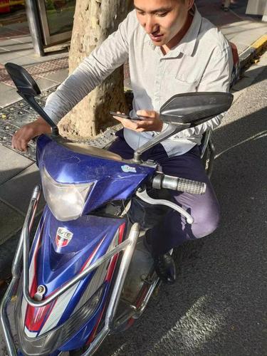 騎非機動車撐傘、玩手機都要被處罰？上海交警：騎車不得手中持物，違者罰款50元