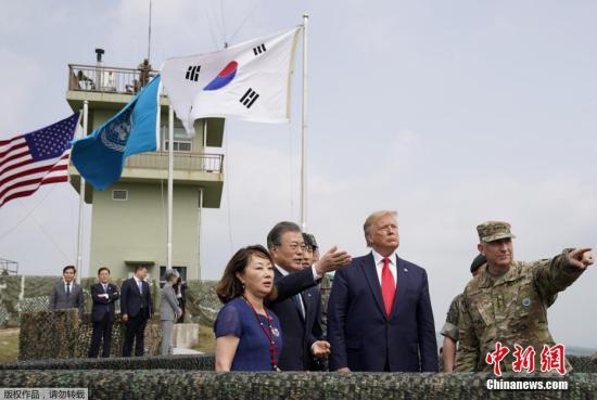當?shù)貢r間6月30日下午2時45分許，正在韓國訪問的美國總統(tǒng)特朗普乘坐直升機抵達朝韓非軍事區(qū)，即將在板門店與朝鮮最高領導人金正恩舉行會面。韓國總統(tǒng)文在寅也同步抵達。這將是繼2018年1月在新加坡和2019年2月在越南河內實現(xiàn)朝美領導人會晤之后，特朗普與金正恩的第三次會面。同時，也將是美國總統(tǒng)、韓國總統(tǒng)與朝鮮最高領導人首次實現(xiàn)三方會面。 文字來源：央視網
　　