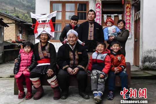 居住在乳源必背瑤寨大山里的盤良安一家?！±盍?攝