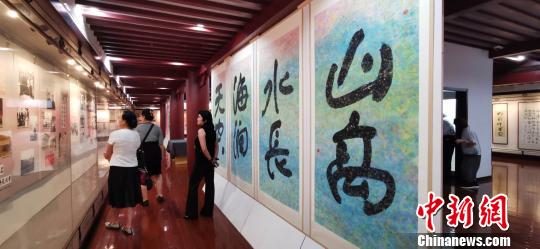 書(shū)畫(huà)展讓師生在紅色書(shū)法作品中學(xué)習(xí)革命文化，領(lǐng)會(huì)革命精神。　慕梁 攝