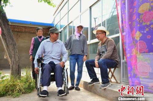 圖為青海龍?zhí)镛r(nóng)林開發(fā)有限公司的法定代表人馬紅凱來員工邢克梅家了解生活情況，圖右為馬紅凱。　魯?shù)り?攝
