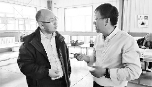     本報記者范文杰在寧夏固原市西吉縣偏城鄉的扶貧車間進行采訪。