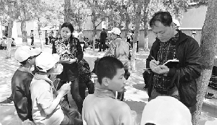     本報記者高新國在西柏坡中共中央舊址采訪。