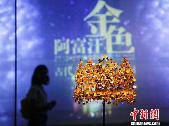 圖為展出的五樹形金質(zhì)王冠?！°蟛?攝
