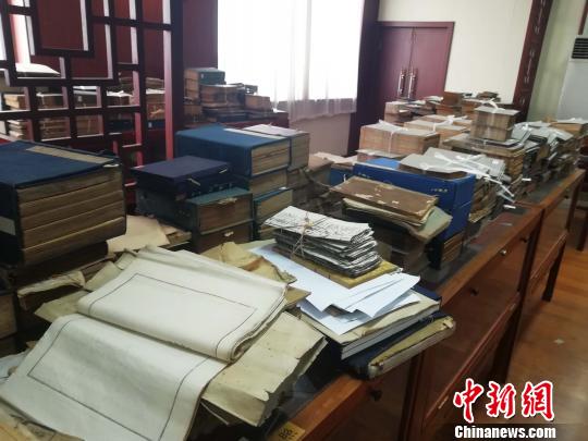 每一本古籍，都要詳細記錄著者、書名卷數、版本(批校題跋)、冊數、存卷等信息?！O婷婷 攝