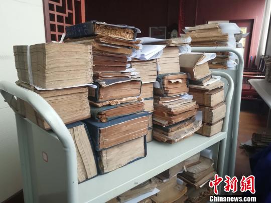 很多古籍由于年代久遠，會出現殘損的情況。　孫婷婷 攝