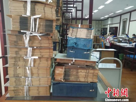 山東省圖書館歷史文獻部7名古籍編目工作人員，14年如一日，為70萬本古籍做編目?！O婷婷 攝