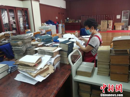 賈秀麗認為，古籍承載著山東省的優秀傳統文化，通過編目后，可以讓古籍擺放在書架上，方便更多的人閱讀?！O婷婷 攝