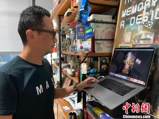 杭州硬腦科技負(fù)責(zé)人介紹其制作的漢字主題動(dòng)畫(huà)片。　張斌 攝