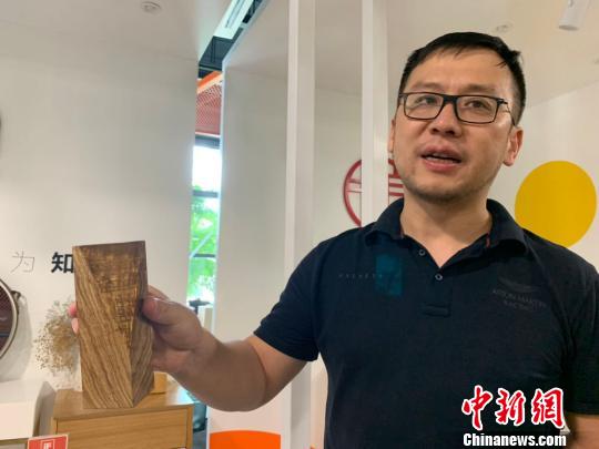 杭州凸凹設(shè)計(jì)負(fù)責(zé)人介紹其有關(guān)良渚文化的設(shè)計(jì)作品。　張斌 攝